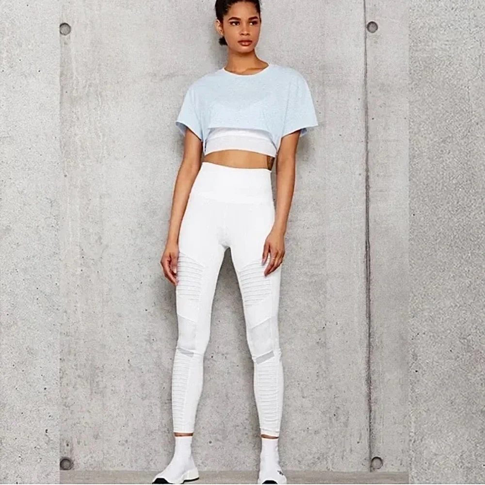 Alo Yoga High-Waist Moto Legging in White. Size XS